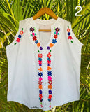 XL Traditional Floral Embroidered Top made in El Salvador-Blusa/Camisa hecha en El Salvador