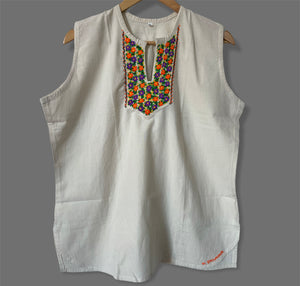 Size XL Flower Embroidered Top made in El Salvador-Blusa/Camisa hecha en El Salvador