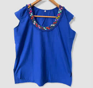 Size M Traditional Embroidered Top made in El Salvador-Blusa/Camisa hecha en El Salvador