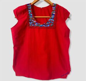 Size M Traditional Embroidered Top made in El Salvador-Blusa/Camisa hecha en El Salvador